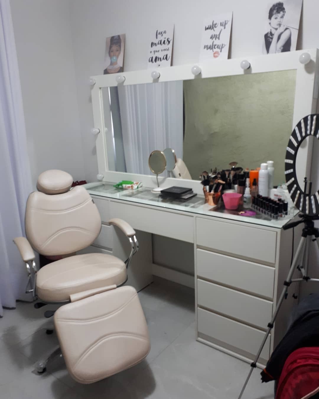 Espaço preparado e pensado com muito carinho para atender vocês, clientes lindas e mais que especiais, que merecem desfrutar de um momento dedicado a você! ❤🙏
.
.
.
#luananascimentomakeup #superdicasdaluuh #deolhonaluuh #makeup #makeupbh #maquiagembh #apaixonadapormaquiagem #lovemakeup #maquiagem #maquiagembrasil #loucaspormaquiagem #maquiagemx #universomakeup #amamosmaquiagem #maquiagemprofissional #tutorialmakeup #maquiadora #amomaquiagem #amomake #hairmakeupdiary #vídaepαz #universodamaquiag
