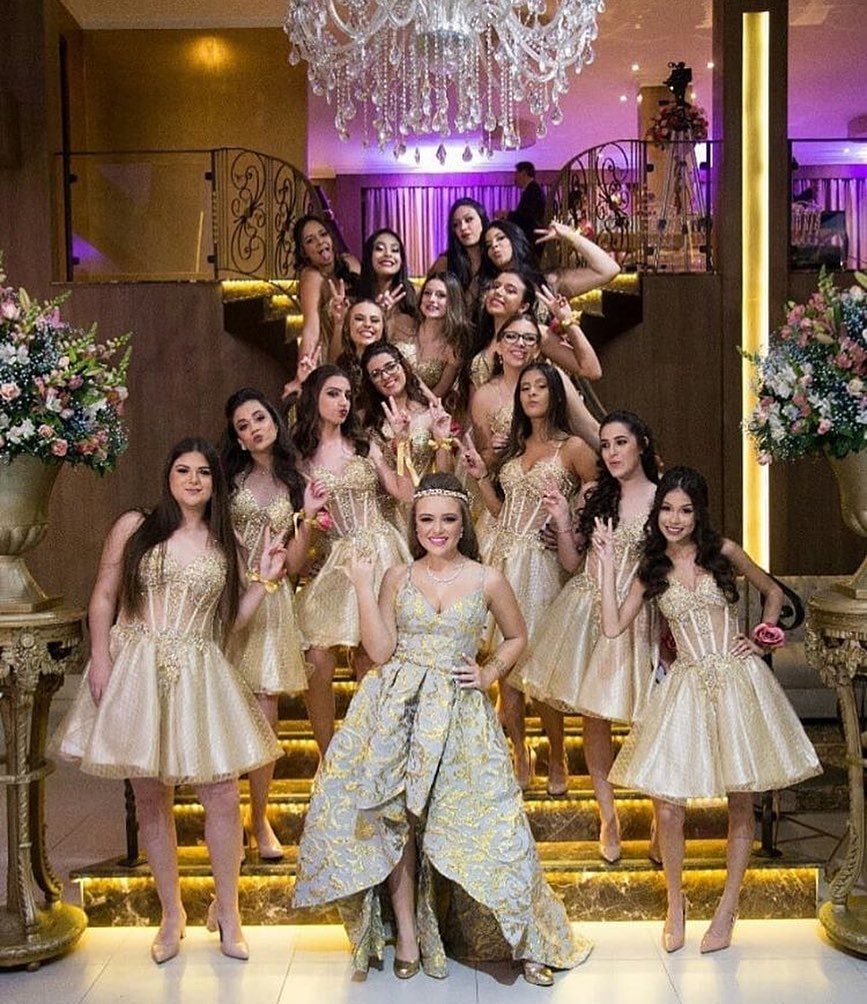 #vestidosdefesta #15anos #makeup #maquiagem #make #festade15anos #15anosfesta #modafeminina #bolo #decoração #debutante #debutantes #bolos #penteados #maedemenina #maeefilha