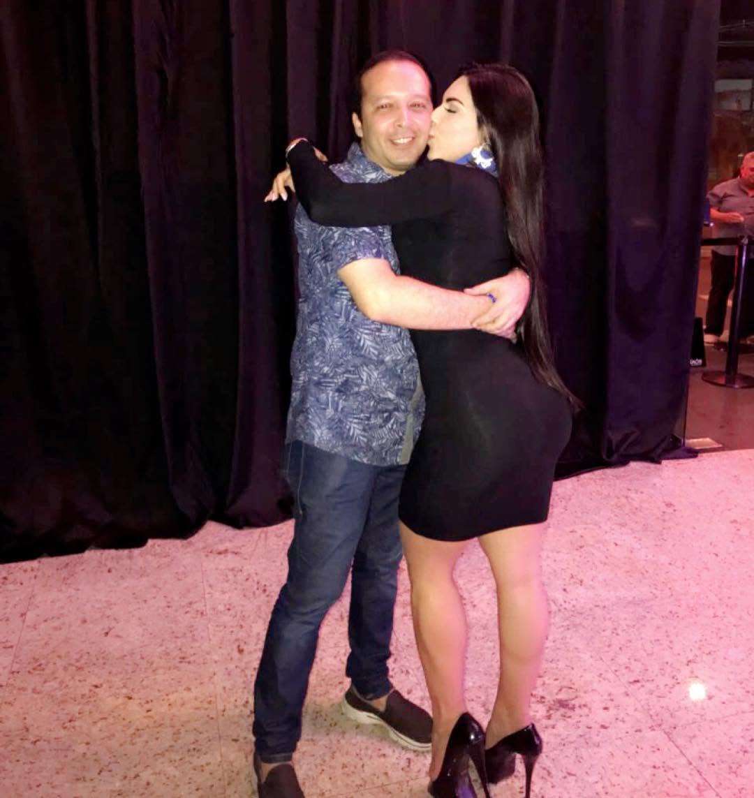 Queria muito expor tudo que eu sei sobre você o cara magnífico inteligente e amigo, que você e, claro as vezes extremamente chato com seus ciúmes e cuidados . Ele me apresentou um mundo que achei que era impossível eu viver, quem diria que uma menina com 1:58 de altura, com um cabelo preto liso e batendo lá na coxa seria modelo, que iria desfilar no meio de meninas com 1:65 ou um 1:80, ele me colocou lá e acreditou em mim, sai feito louca atrás do meu primeiro salto de 15 centímetros só pra tent