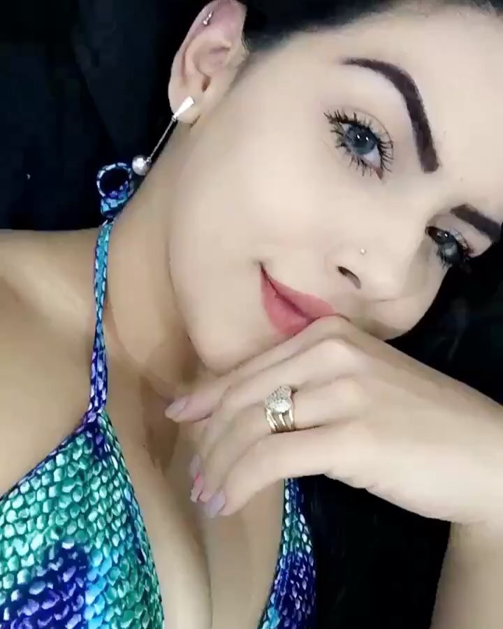 Hoje eu entendo a importância da gratidão. Eu lembro exatamente quem já me estendeu a mão e quem riu das minhas quedas, lembro também cada choro que me fizeste chorar e cada sorriso que dei.!Gostaria de agradecer a você que me ajudou, me apoiou e me machucou e principalmente me criticou com a intenção de me ver evoluir. Gratidão eterna ! E todos que riem da queda do outro, desejo muito amor, talvez conhecendo o amor também entendam o significado da palavra gratidão.