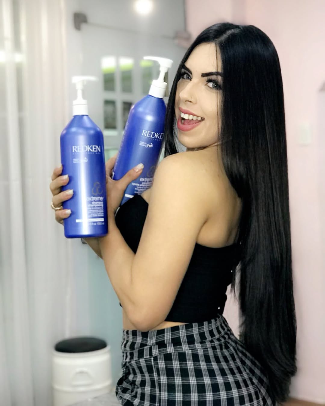 Amando minhas madeixas, obrigada @liabendahanhair você novamente arrasou e que produto e esse meu amor, esse produto veio pra revolucionar o resultado é instantâneo no toque no visual e na rotina dos cuidados. Deixou meus fios macios, hidratados, brilhantes e sem frizz. Meninas corre lá no espaço @talitacumi.am e faça suas madeixas, super indico apaixonada por esse lugar . Ah é o nome do produto que usei e da linha @redken . ❤️