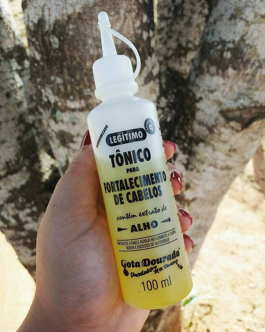 🔅TONICO DE ALHO🔅 .
.
.
 tonico de alho fortalecimento da gota dourada foi desenvolvido com óleo de alho,extrato de alho,extrato de aloe vera e calendula que fortalece a raiz enfraquecida auxiliá no crescimento. .
.
.
.
.
. 🔅 BENEFÍCIOS 🔅
.
.
.
🔅anti-queda 🔅fortalecimento da raiz
🔅combate a caspa 🔅comtrola a oleosidade 🔅Auxilia no crescimento .
.
.
. 🔅MODO DE USO🔅
Aplicar uma dose na raiz do cabelo ,deixe agir até por no minimo 2 horas pode ser usado até 3 vezes na semana
. .
.
.
.
#ca
