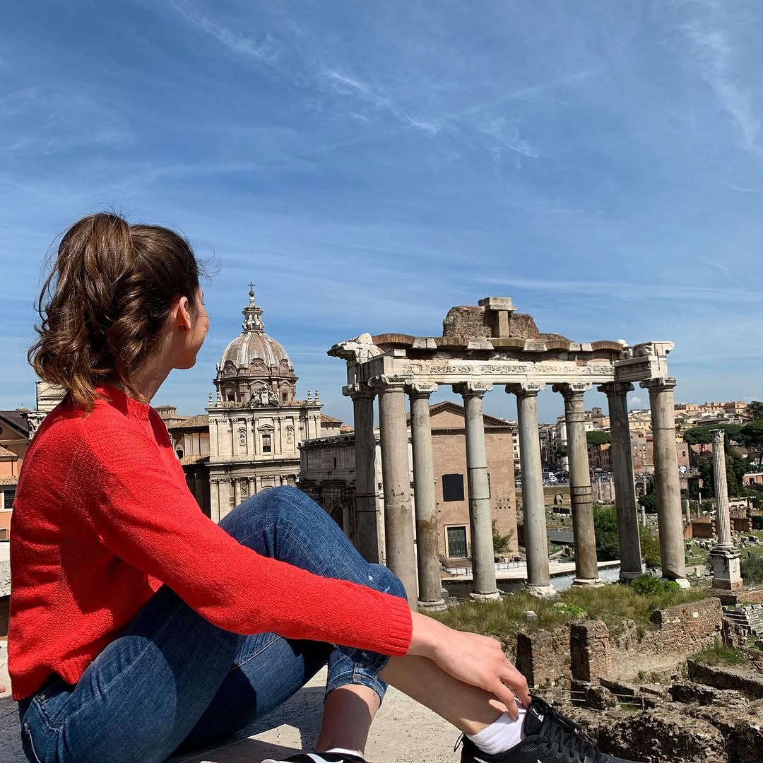 Eu poderia ficar sentada aqui por horas... Sua vida é a história que você escreve todos os dias 🇮🇹 .
.
.
.
#italia #roma