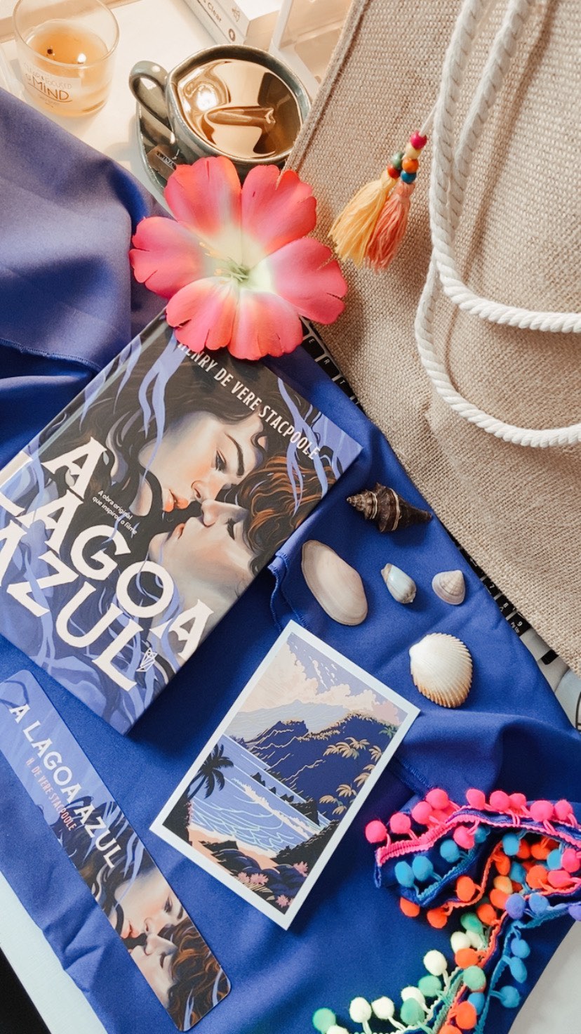 Unboxing Editora Wish/Darkside 📮
⠀
Oi gente, tudo bem? O vídeo de hoje é para mostrar a edição lindíssima que chegou por aqui da Wish/Darkside. Tem como ficar mais feliz?
⠀
Se você é fã dos anos 80, curtia a Sessão da Tarde e sabe decor os filmes que passavam na programação como Curtindo a vida adoidado, De volta para o futuro, Clube dos Cinco, e A Lagoa Azul, vai adorar o mais novo lançamento da Wish com a Darkside.
⠀
A história ficou conhecida mundialmente após ninguém menos do que Brooke Shi