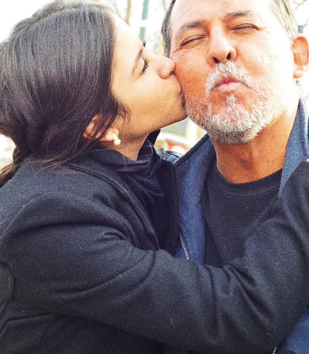 Meu pai sempre foi o mais gentil dos seres humanos, nos mostrando que homens podem chorar, jogar, brincar e cuidar. Pai de três que nunca abandonou o barco e se faz presente na sua completude. Me lembro como ontem quando minha mãe foi promovida para capital e ele ficou durante seis meses no interior, com a tutela integral de três filhas pequenas, passando toda segurança para minha mãe que ele daria conta do recado - firme, forte e presente! 
Mau me ensinou a ser humana, a não esquecer do princip