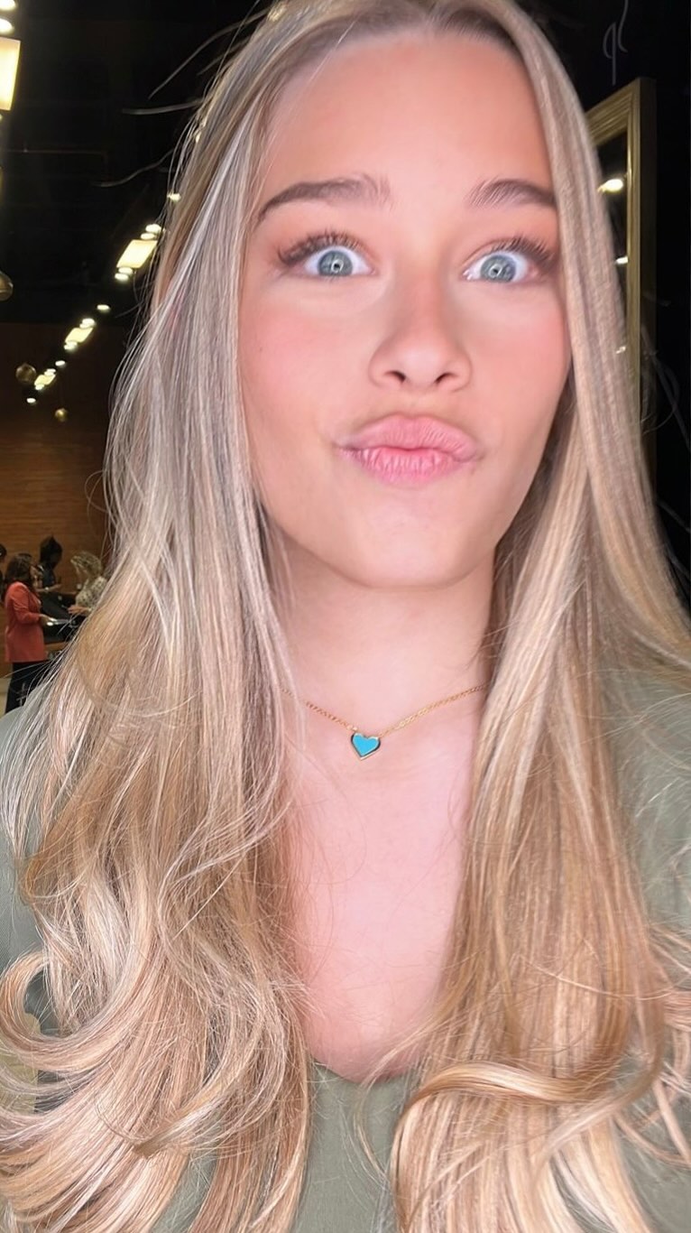 Dia que me transformei na Barbie Surfista 😅 pelas mãos do @lotufo que me conhece desde os 3 aninhos e foi a primeira pessoa que cortou meu cabelo na vida! Será que eu ameiiiii??🥰 E vcs, gostaram?