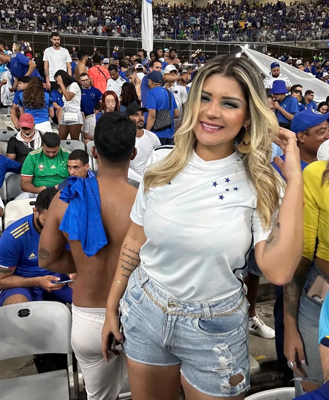 Com muito amor e orgulho Eu sou o @cruzeiro 
🦊🤍

.
.
.

#minhavida #raposa
#FotoDoJogo 
#CruzeiroNaPele
#Diadecruzeiro #mae
#aquiécruzeiro #campeonatobrasileiro  #ascruzeirensessaolindas
#ascruzeirenses #centenario #somoscruzeiro
#multicampeao #mulhercabulosa 
#nasbatalhascomocruzeiro
#maiordeminas #cruzeiroesporteclube
#cruzeirotimedopovo #fitnessgirl #sejavoce #cruzeiromeuclubeamado
 #lugardemulheréondeelaquiser  #gigantedapampulha #publi
#cruzeiro #nuncaseraapenasfutebol
#mulhercruzeirense 