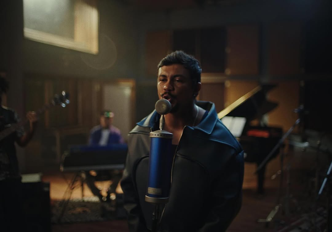 @euxama & @clubsocialbr - Dias de luta, dias de glória.

Produzido por : @kond 
Produção: @kondzilla 
Prod. Executiva: @dudusaraiva 
Dir. Produção: @williantucci 

Direção: @iamkaiquealves 
1 Ass.Direção: @luisapeliello 
2 Ass.Direção: @felsmann_ 

Dop: @rivadop 
1 AC : @mendesmathe 
2 AC: @viine_skt 
Vídeo Ass: @giixuxu 
Logger/GMA: @cinedelgado 
Steadicam: @gusmorozini 
Making off: @premierking 
Color: @azevedoviniii
Gear: @dopvision.cinemagear (Lens Canon K35)