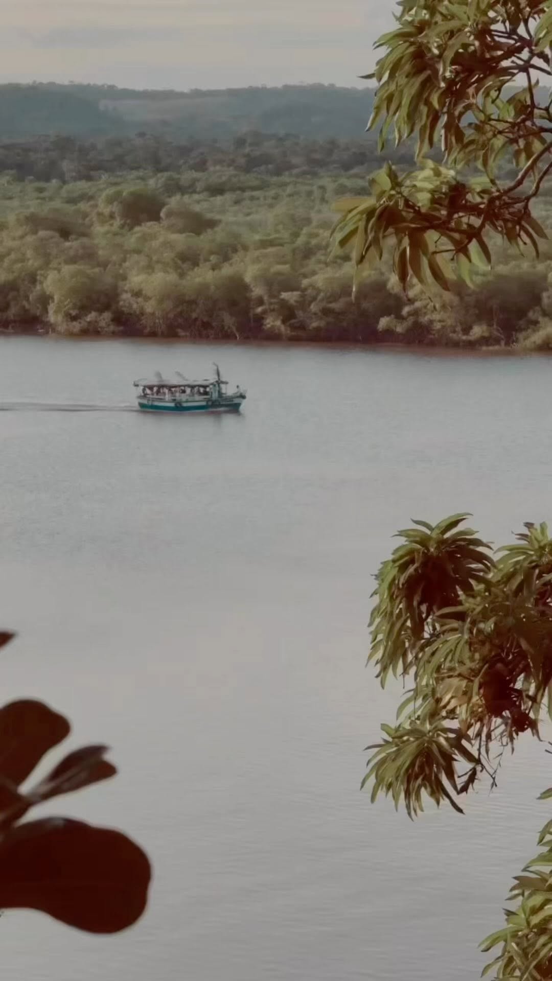 Odoyá, Iemanjá! E dia da Rainha, nossa padroeira, mãe que alimenta a baía e todos os santos. Ya Omi, que cuida, escuta, acalanto de mãe que sempre se faz casa. Iemanjá é celebrada no dia 2 de fevereiro pelos pescadores e todos aqueles de fé. A tradição era agraciada apenas por aquelas que tiram o sustento do mar, quando apenas eles faziam seus balaios em oferendas. Hoje, quem tem fé vai ao mar pede em forma de flor por um ano bom. Nossa conexão com o mar nos fortalece, ecoando a harmonia eterna 