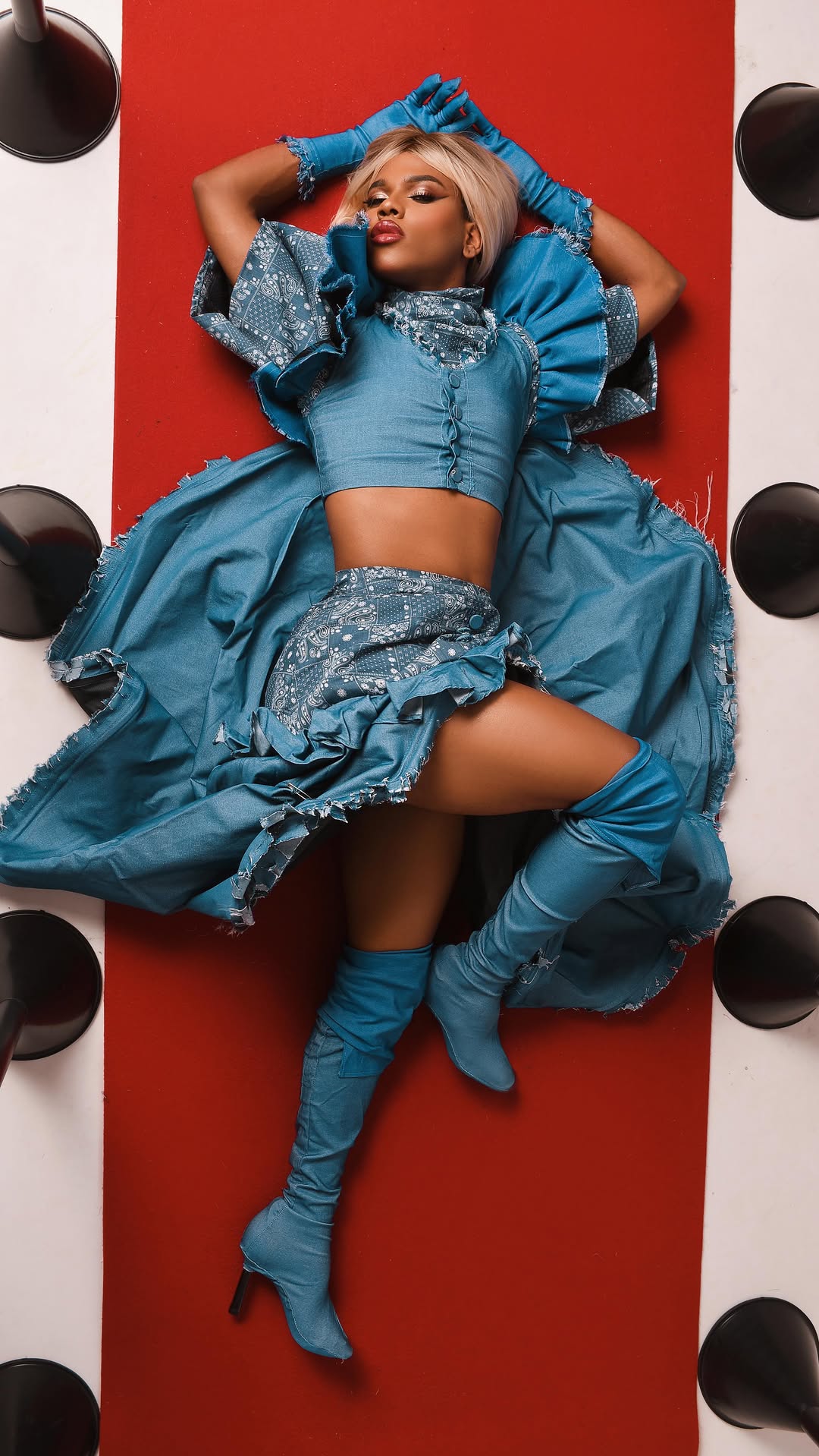 que momento surreal foi esse 🥹 desfile com a maior de todas @pabllovittar literalmente vivi um sonho que foi estar no @corridadasblogueiras obrigado meninos e produção por fazerem um projeto tão lindo como esse que sou fã desde a 1 temporada 🤍 @divadepressao 😍