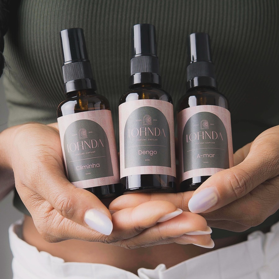 Lofinda vai revolucionar sua rotina de cuidados com o cabelo.

Fios incrivelmente hidratados e cheirosos! Este perfume capilar hidratante é mais do que apenas um produto, é uma experiência sensorial.

Agora em uma nova embalagem, maior e mais moderna, foi cuidadosamente desenvolvida para manter a qualidade do produto por mais tempo. Garantindo que cada aplicação seja uma verdadeira celebração de beleza e bem-estar.

Sua fórmula vegana, não testada em animais, contém o poder da macadâmia para pro
