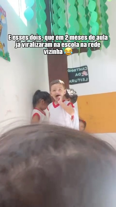 Eles são super parceirinhos na escola, ele cuida dela, e ela ama abraçar ele. É impossível ver maldade numa coisa dessa ☺️❤️