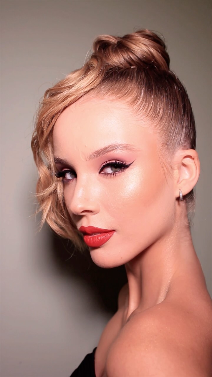 Faço maquiagem nela desde pequena, se tornou uma mulher lindíssima. Aqui maquiagem diva com cores que ressaltam a beleza e evidenciam os olhos azuis. Penteado belíssimo @luapontis. Vocês gostam de maquiagem  com toque de cor?