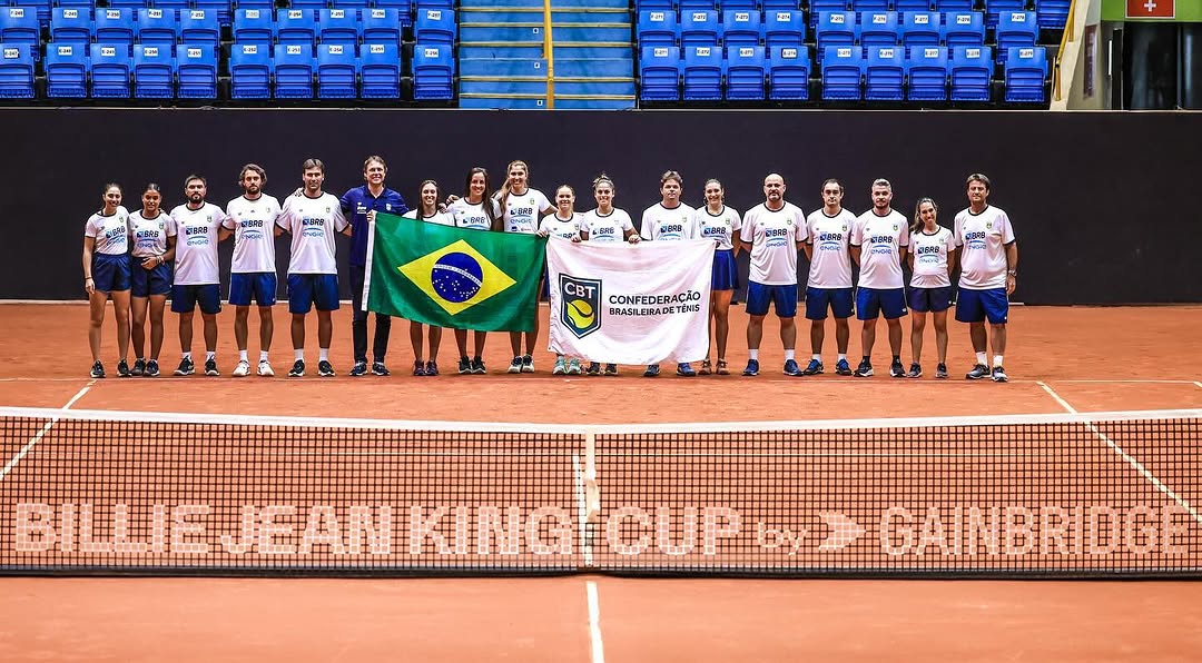 Sem palavras por essa experiência incrível que vivi mais uma vez! Poder sentir essa emoção e orgulho de representar meu país dentro de casa para 10 mil pessoas é sensacional, mesmo ainda sem entrar em quadra. Obrigada @cbtoficial @luizpeniza e toda a comissão técnica por me proporcionarem essa oportunidade novamente. Obrigada meninas por me acolherem cada vez melhor e me fazerem sentir parte do time. Vocês são simplesmente demais!!! Inspiradoras!!! @biahaddadmaia @laurapigossi @carolmeli @luisas