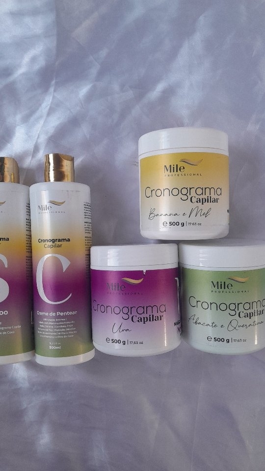 E a minha rotina capilar de hoje foi com o cronograma capilar da @mileprofessional que eu vim apresentar para vocês, um cronograma ótimo para você começar a cuidar do seu cabelo em casa gastando pouco e promovendo um resultado incrível para os seus fios, e a etapa de hoje foi a de hidratação com a máscara de banana e mel que devolve a maciez e a hidratação que o nosso cabelo precisa para enfrentar a rotina do dia a dia de maneira fácil e eficaz. 🍌🍯💛✨
. 
. 
. 
. 
. 
. 
#rotinacapilar #cabelo #