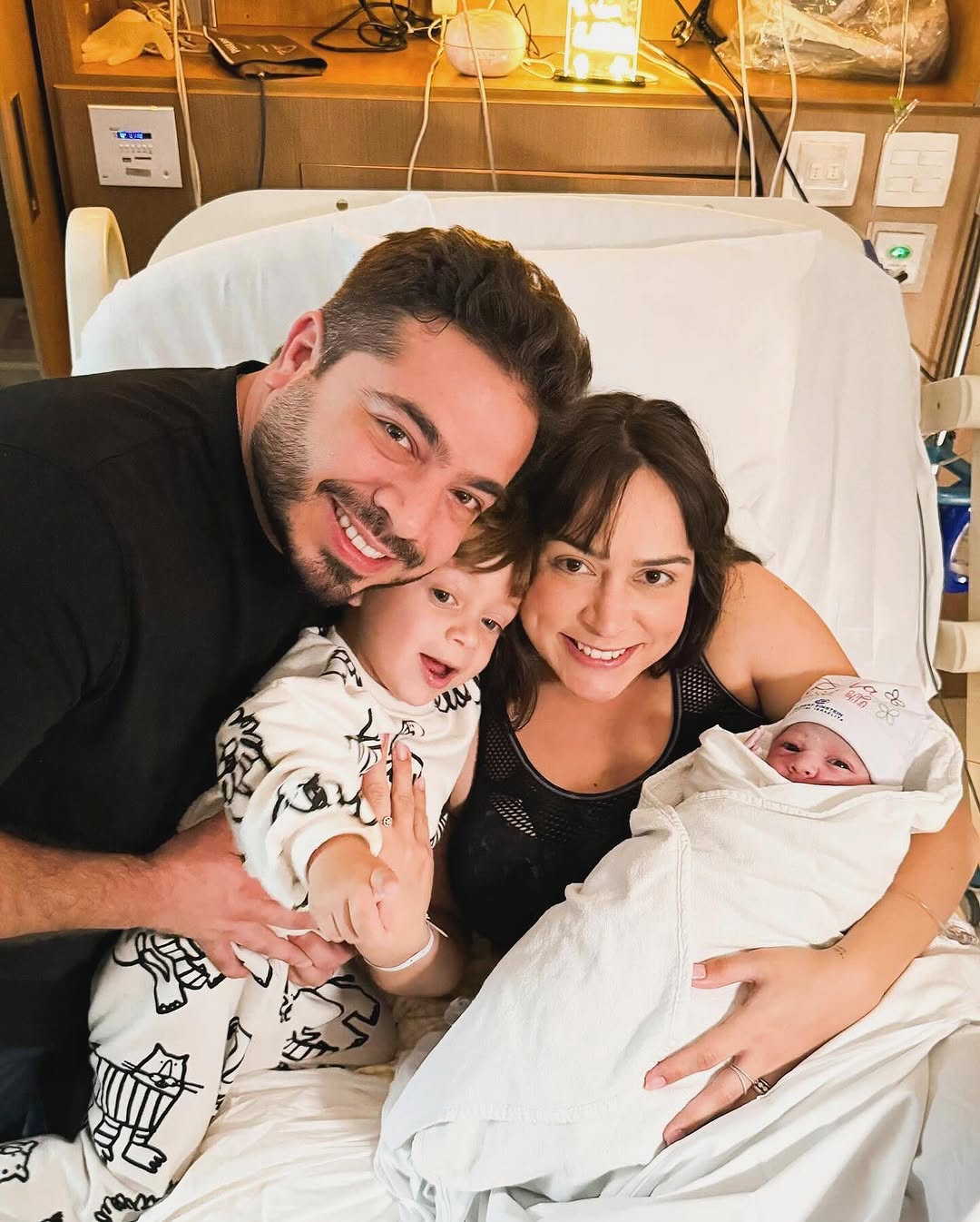 14.04.2024 - 14:41

Em uma manhã abençoada de domingo, conforme vinha anunciando há dias, fomos presenteados com o nascimento da Lara. 
Sua chegada foi puro amor, com familiares e amigos reunidos, ansiosos e radiantes para acolhê-la com todo o amor que ela merece.

Lara nasceu forte, saudável e cheia de vida.
Linda, nossa princesa! 💜

É impossível não reconhecer a generosidade Divina ao colocar em nosso caminho uma equipe maravilhosa de médicos e enfermeiros que não apenas nos ofereceram segura