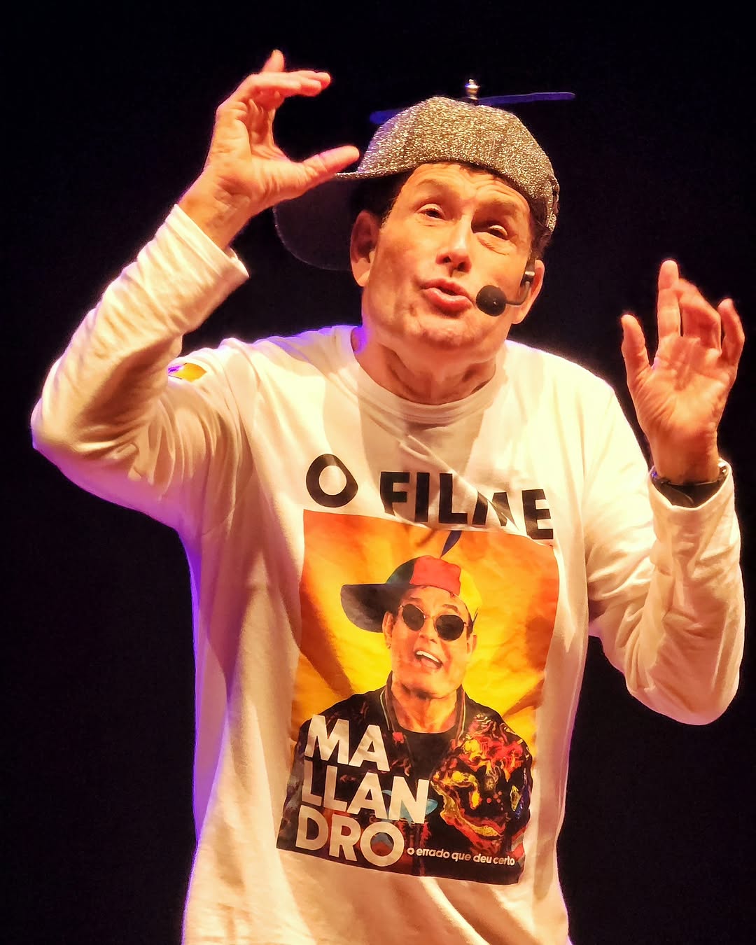 Fiz essa foto na última apresentação "Os perrengues do Mallandro" do Serginho Mallandro, no Teatro Miguel Falabella, no último domingo. 

Na última semana tive a oportunidade de estar com ele em dois momentos, através do @minhaluizaeeu. 

A primeira através da pré estreia do seu filme "Mallandro, o errado que deu certo" e a segunda, nessa apresentação que foi divertidissima.

O filme é divertido e emocionante. Com estreia dia 13 nos cinemas. 

🤳 @byluestevez