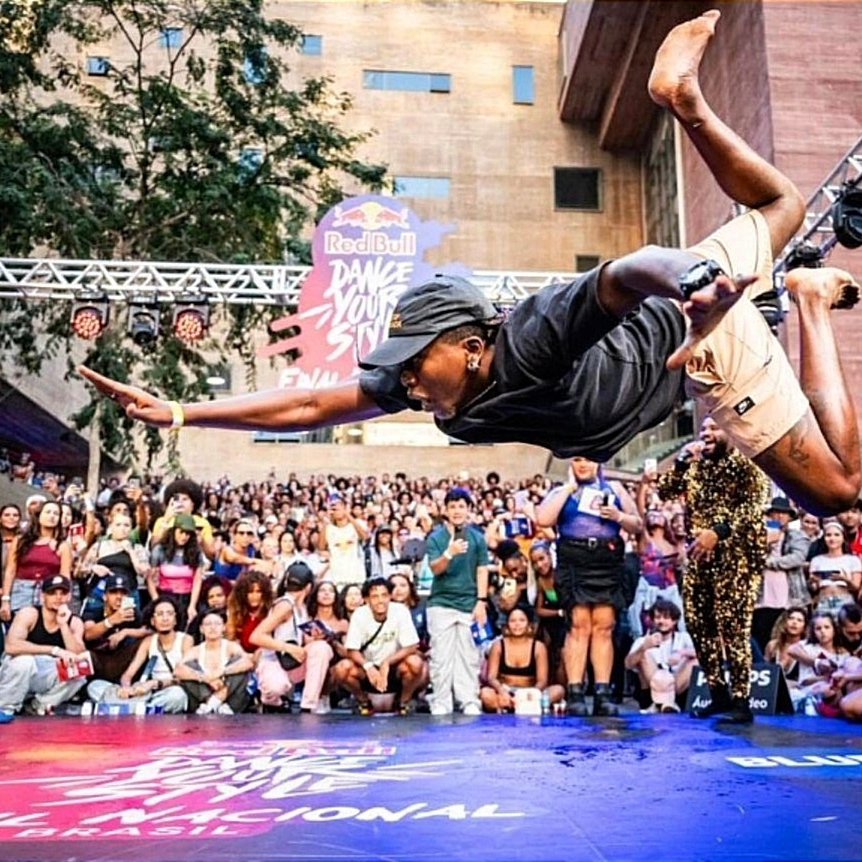 Cada ano que passa o Dance YOUR STYLE me ensina e me contagia mais.
Esse ano não diferente dos outros foi lindo, teve porpurina, água, glitter, CHINELO 😭 arrebentando  e muita dança.
Estamos aí com aquela postagem com carinha de DUMP Só pra tu não esquecer que estava FODA ✨✨.
Aí aí @redbulldance amo essa parada de ser Host 🩵🌎

...

Magos da lente. @pivaphoto & @marcelomaragni  desculpem as passadas na frente haha🙏🏿🙏🏿
.
#redbulldanceyourstyle #redbulldance #danceyourstyle