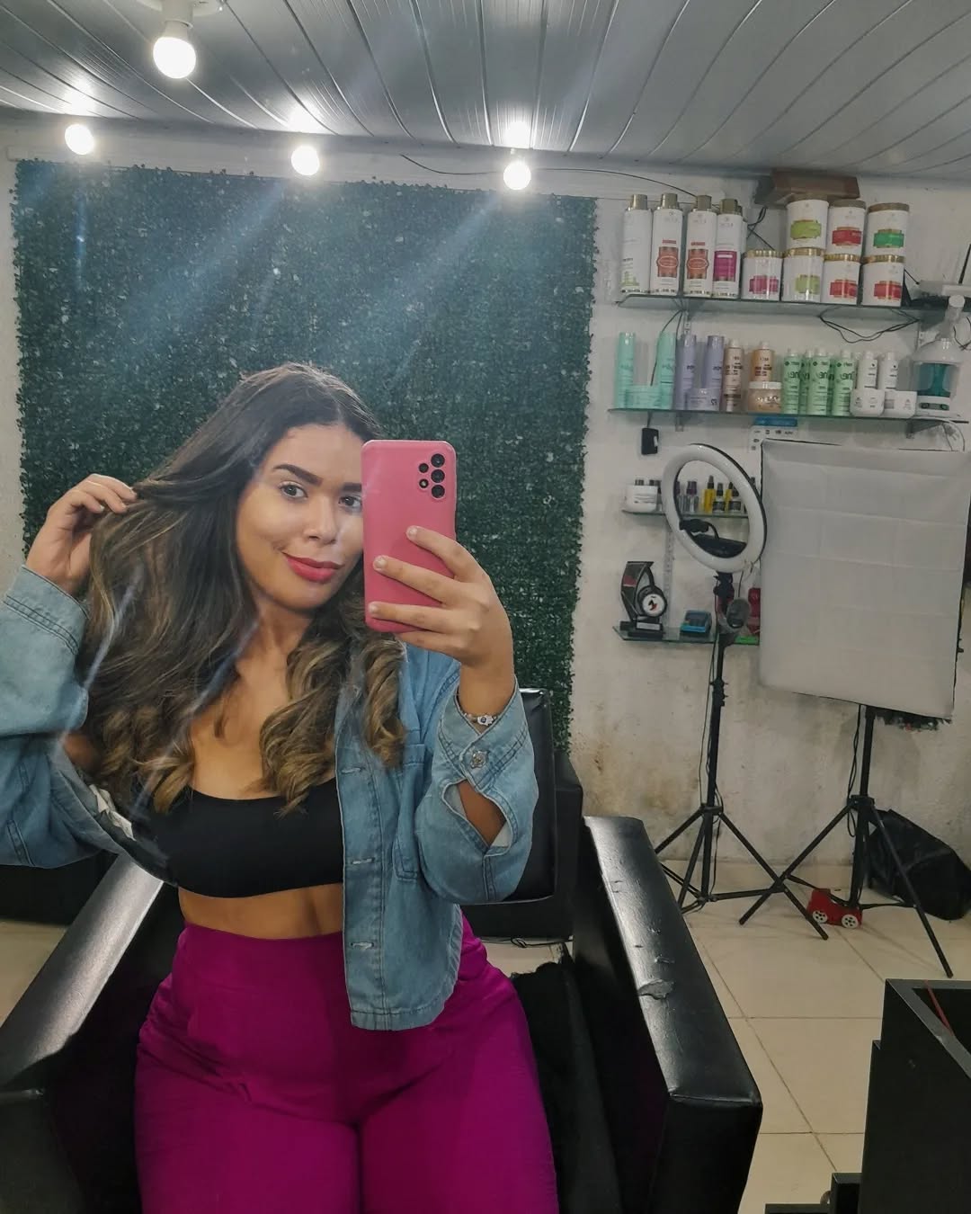 Hoje foi dia de renovar o tratamento dos meus fios no salão da @renata_oliveira1221 e olhem esse resultado incrível!!! Meu cabelo ficou cheio de vida e brilho, aproveita e agenda o seu horário também. ✨😍