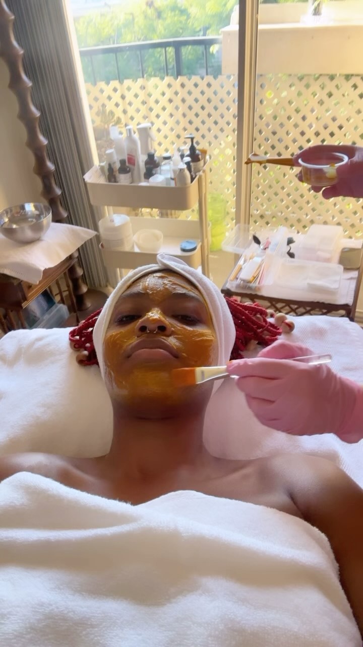 You were born to glow. Let’s make magic together. ⚡️⚡️
“Thank you @kaeamarr for letting us post your facial. 😊
#glowyskin #healthyskin #skincare #darkcomplexion #laesthetician #housecallfacial