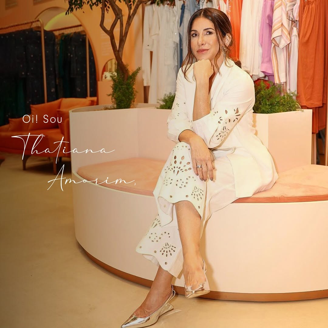 Oi! Sou Thatiana Amorim, diretora criativa e CEO da @dressto , uma marca de moda que nasceu da minha paixão pela criação e estilo. Desde jovem, sempre fui fascinada pelo poder transformador da moda e pela forma como cada peça pode contar uma história única e impactar quem a veste.
Minha jornada começou antes mesmo da faculdade, no comércio. Observando o comportamento dos clientes e a importância do processo de criação, meu amor pela moda cresceu e se transformou em um compromisso: não apenas cri