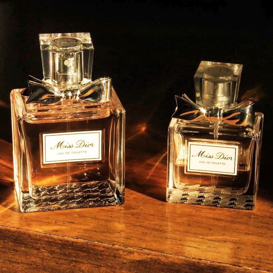 Eu ainda vou ter este perfil denunciado por publicar resenhas de #perfumes descontinuados ou que foram reformulados, mas, destemida que sou, vou seguir falando dessas preciosidades que se foram 😟! Já mencionei aqui algumas vezes que #MissDior EDT versão 2013 é a minha #fragrância favorita da vida, e foi com muita dor no coração que, no ano passado, soube que a Dior iria reformulá-la, me parece que sob a alegação de que queriam aproximá-la do EDP que fora reformulado em 2017 - outro cr