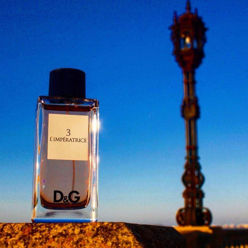 Saudade desse perfume e da viagem em que ele foi comprado 😭😭😭! Vamos de #repost de resenha, mas com foto inédita 😉😉😉.
.
Há mais dez anos, a #DolceGabbana lançou a linha The D&G #fragranceanthology, com #fragrâncias inspiradas em cartas de tarô e seus respectivos números, infelizmente todas descontinuadas. Apesar disso, consegui encontrar em uma #perfumaria de Cádiz, na Espanha, o 3 #Limperatrice, um frutal fresco, quase aquático, mas nem por isso convencional. Abre com notas de mela