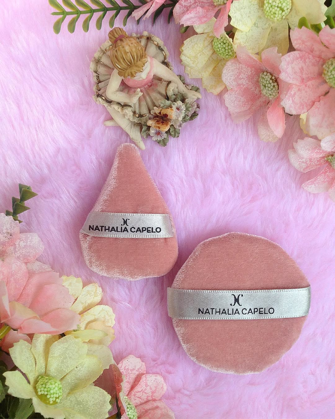 🌸🌸🌸SE INSPIRE NO QUE VOCÊ ACREDITA !!! FOTOS AUTORAIS inspiradas no perfume que uso a anos MISS DIOR @diorparfums onde prevalece o Rosa Bebê e flores do campo que remetem o frescor e a sofisticação de Paris , escolha acertada com sucesso 🌸🌸🌸 
.
.
🌸Hello Hello Divas : 
.
.
.
🌸Elas chegaram com força total e ganharam os nossos corações 💕 e pelo jeito vieram para ficar de vez na nossa #necessaire !!! 
.
🌸São as Esponjas de Veludo que estão fofas em vários formatos , tem de corac