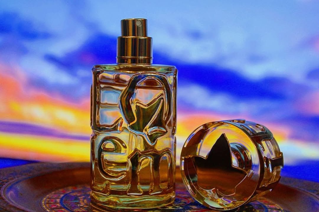 Quanta beleza em um único frasco! #repost de resenha do perfume mais tropical de Lolita Lempicka, essa casa que amo de paixão 🥰!
.
Quase sempre descritos como #fragrâncias capazes de nos transportar a ambientes com diferentes referências da natureza, como um bosque úmido no outono (#LePremierParfum) ou uma praia no inverno (#LdeLolita), os #perfumes da casa #LolitaLempicka sempre surpreendem pela originalidade que caracteriza suas criações. Por isso, não tem como não cair de amores pelo 