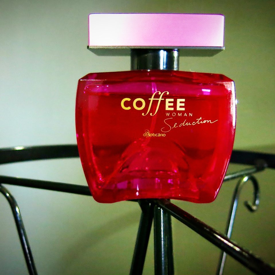 Parece inevitável estarmos mais motivados a usar #perfumesdoces com esse friozinho que tem predominado no Brasil, ao menos nas regiões Sul e Sudeste, e eu quero mais é aproveitar porque passa tão rápido! Anos atrás publiquei a resenha do Coffee tradicional de o #Boticário e destaquei que eu associava a baunilha dele a algo quente e fumegante como um cappuccino cremoso. Hoje quero falar do #CoffeeSeduction, um flanker da linha também construído a partir da nota de café, mas que seguiu outro camin