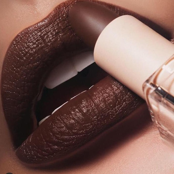 💋💋💋TUDO COMEÇA a dar certo quando você cria o hábito de acreditar em si mesma , crie o hábito da sua verdade e você vai ser surpreendida com o resultado 💋💋💋 
.
.
.
💄Hello Hello Divas : 
.
.
💄Ele andava meio sumido na nossa #necessaire mas o Chocolate voltou renovado e agora virou a Estrela das marcas mais famosas do mundo 🌎Na foto , o Nude Creme Lipstick @kkwbeauty  bem estilo dark brown que passeia com glamour em makes noturnas ou mais leves no dia a dia !!! Suas variações mais 