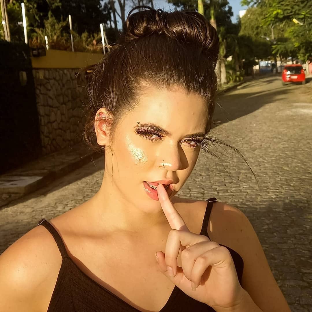 Com o dedinho na boca tentando ser sexy com esse sol de recife! Kkk
.
.
.
.
.
.
.
.
.
.
#fotonosol #tumblr #tumblrgirl #carão #posesparafoto #poses #posessexys #posesexy #iluminada #fotoiluminada #ideiadefotos #samsunga31 #samsung #fotocomcelular #maquiagem #maquiagembasica #makeparafotos #makebasica