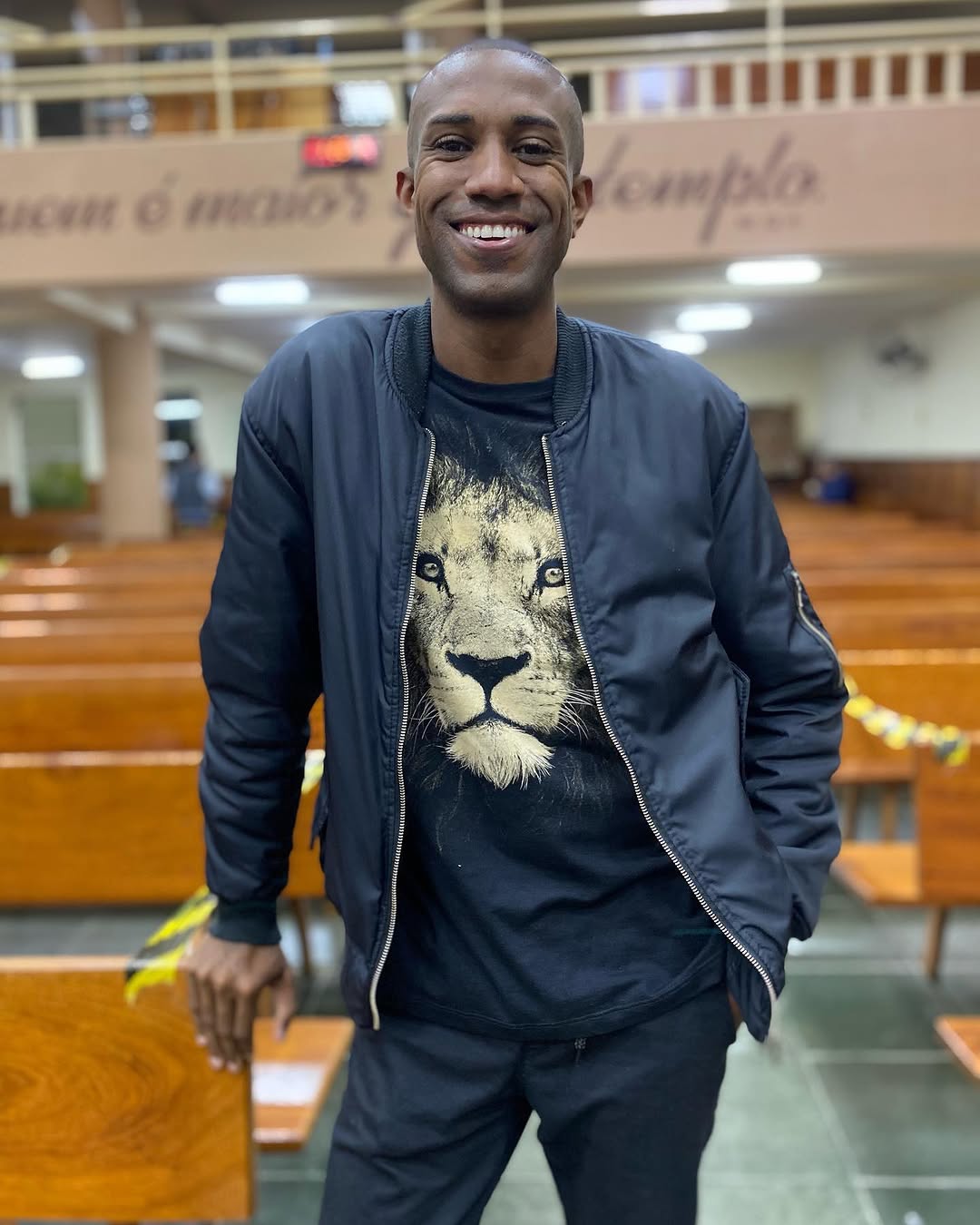 Morreu como um cordeiro, ressuscitou como um LEÃO. “Ele Vive, Ele Reina”.
.
.
.
.
.
#negro #preto #negrosnotopo #black #leao #lion #lookdodia #instadaily #instagood #lifestyle #likesforlike #me #selfie #cut #igreja #cristorei #domingo