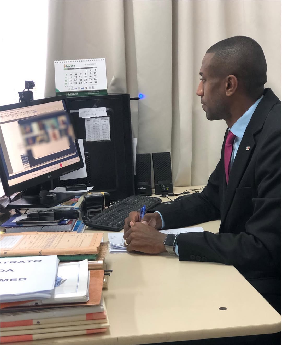 Todo homem que é trabalhador tem sempre uma nova oportunidade,  a maior recompensa que você pode receber do seu trabalho é ter a consciência tranquila  de que está dando o seu melhor. Trabalhe por uma causa e não por aplausos, e certamente quando menos esperar estará sendo ovacionado. Aprende uma coisa. Quanto mais você trabalha, mais sorte você tem. 
Borá lá então... que o sentido da vida é pra frente! ☘️
.
.
.
.
#advogado #jovemadvogado #advogadonegro #direito #procuradoria #procu