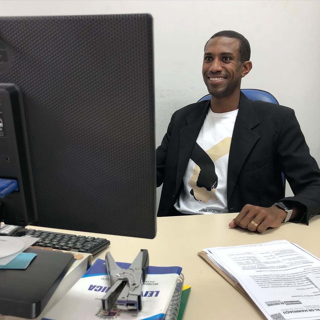Hoje dia 20 de novembro se comemora no país o dia nacional da consciência  negra,  e eu como presidente do Conselho Municipal de Promoção Pela Igualdade Racial - COMPIR Manhuaçu, tive a oportunidade de conversar com alguns membros sobre Racismo Estrutural, e que conversa importante, necessária!  Esta data foi marcada pela morte de Zumbi dos Palmares, no ano de 1695, um dos maiores líderes negros do Brasil,  que lutou pela libertação do povo negro contra o sistema escravista. 
Data esta que é um 