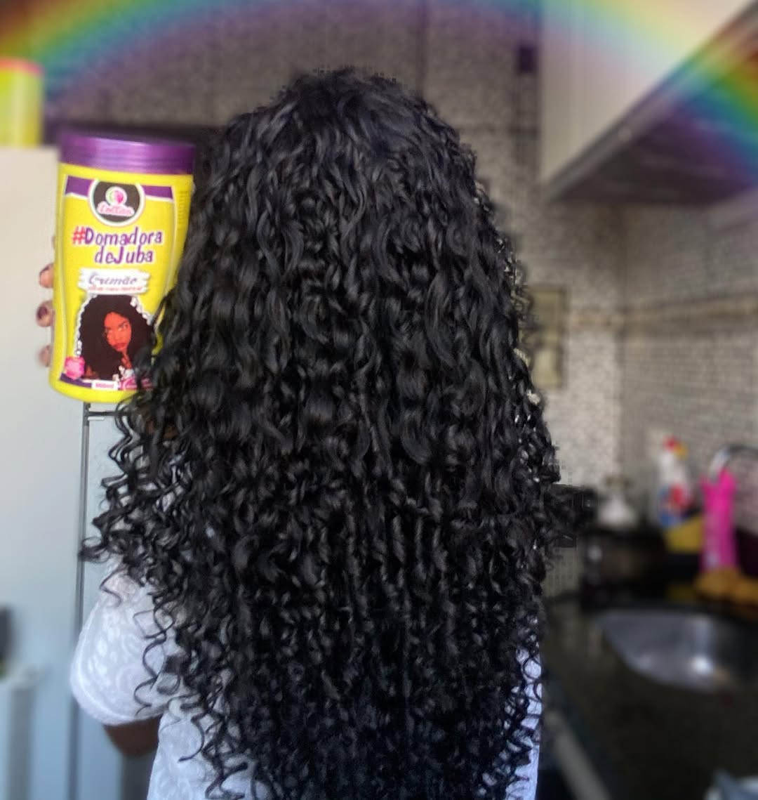 Hoje vim falar desse creme de pentear da @lollitacosmeticos ,DOMADORA DE JUBA,É um creme de pentear que deixa o meu cabelo maravilhosamente definido e ainda sim com volume,com muito brilho .A sua consistência é média e é uma ótima escolha para quem gosta do cabelo definido mais sem está “murcho” ,mantendo os cachos com “balanço” e soltinhos ❤️
Essa belezinha vem em um pote de 1kg.Contém colágeno e cisteína ✨
.
.
.
.

.

ADM: @yumi_cassia_ .
.
.
.
.
#hairstyle
#cachosbra #cachosbrasil #