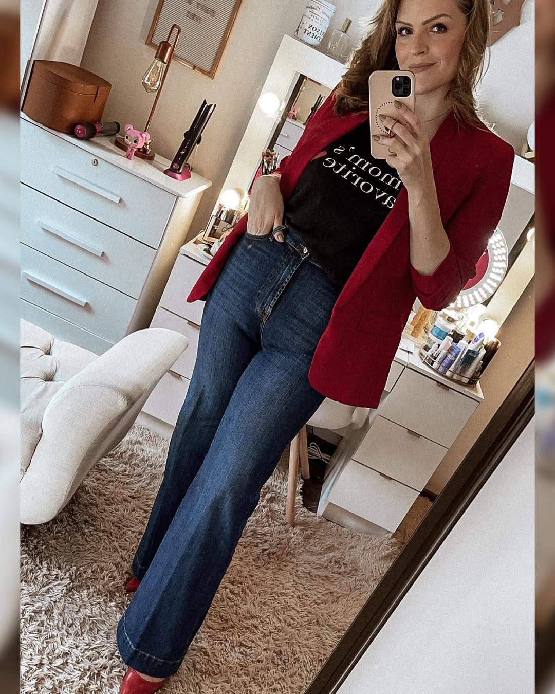 A parte boa de mudar é que nos pegamos fazendo coisas antes inimagináveis - como eu, Dani, postando look do dia 😂 RISOS

Perguntei nos stories se vocês gostam de ver looks e a resposta "SIM" foi unânime. 

Esse foi meu look de ontem. Blazer vermelho, t-shirt, flare e salto! Antes, eu vestia apenas o que servia e tava tudo bem. Agora, visto o que eu gosto e me sinto bem ao me olhar no espelho. 

É um exercício de saída da zona de conforto e tanto! Vcs já experimentaram fazer isso?! #lookdadani