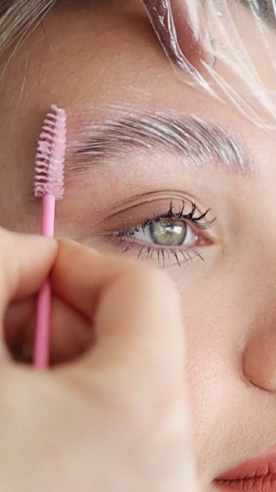 Um passo a passo rapidinho do browlamination, coloração e design. Percebam o antes e depois, e quanto valorizou as sobrancelhas com naturalidade. Quer ficar com as sobrancelhas lindas? Tem dúvidas quanto a formato, crescimento e visage? Eu posso te ajudar...marque seu horário e  vamos conversar sobre 😉😉. Modelo @dani.doring vídeo top @rafaelsarrus produtos utilizados, todos @thuyabr @thuya.russia marca que amo e confio. @studioonelondrina #browlamination #browlaminationbrasil #browlaminationtr