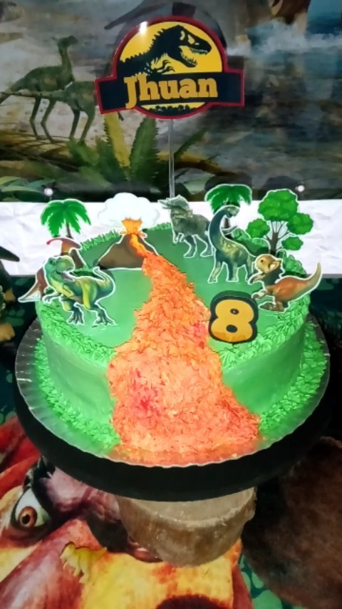 Olá meus amores tudo bem? 

 Todo ano meu sobrinho  me pedi para fazer seu bolo de aniversário, esse ano não foi diferente  e o tema escolhido por ele  foi dinossauro 🦕🦖 
 
Não tenho experiência na área da confeitaria, mas o que a gente não faz pelo sobrinho da gente 🤣🤣

A melhor parte foi ver o rostinho dele surpreso com a lava do vulcão 🌋 😄

Me contem aqui o que acharam ?

#bolodinossauro  #bolojurassicpark  #boloconfeitado  #dinossauro  #dino