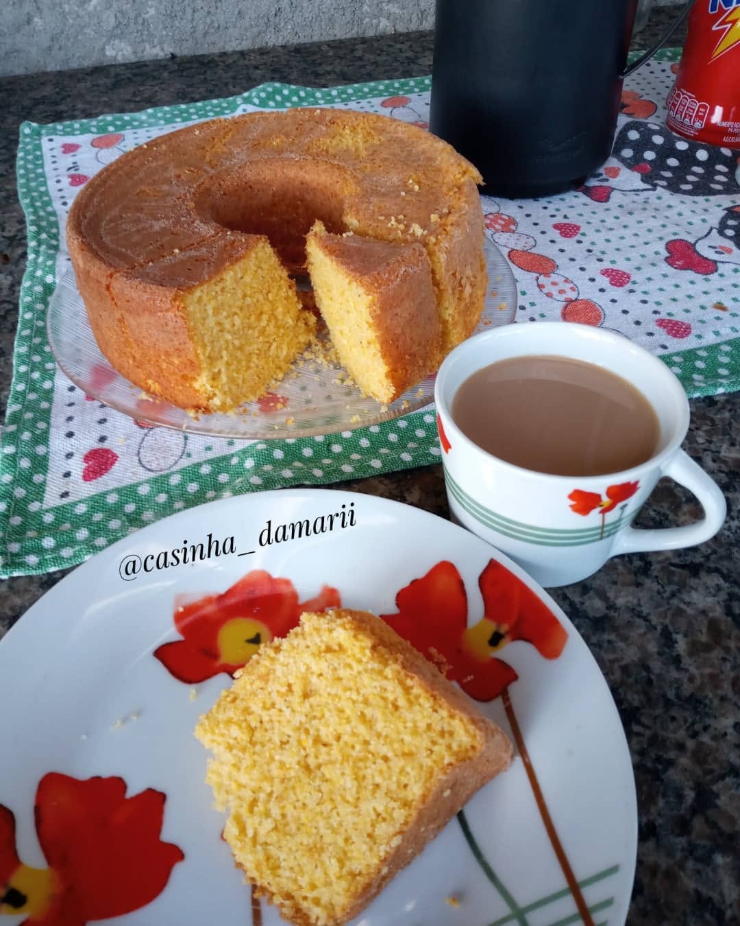 Bolo de farinha de milho flocada 🌽

Sabe aquele bolo fresquinho que combina com fim de tarde? É esse! Bolo simples, prático e saboroso.

🌽 Ingredientes

2 ovos
1/2 xícara (chá) de óleo
1 xícara de açúcar
2 xícara de trigo
1 xícara e 1/2 de farinha de milho flocada
1 xícara e 1/2 de leite
1 colher de (sopa) de fermento

🌽 Modo de preparo

Em uma vasilha misture todos os ingredientes (menos o fermento), se preferir bata tudo no liquidificador. Por último acrescente o fermento.
Leve para assar e