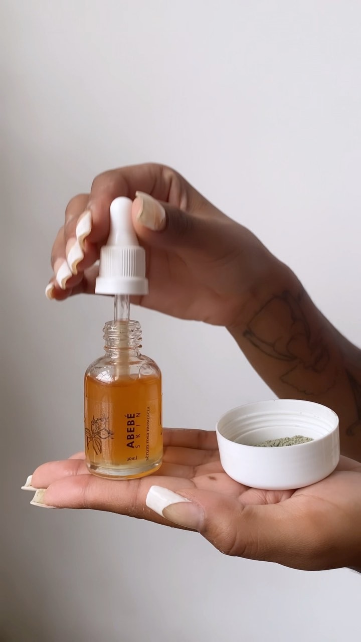 2022 chegou e tá na hora de você criar uma rotina de skin care tranquila e acessível para a sua realidade

Dica da ABEBÉ skin

- Começe lavando o rosto com o Sabonete de Camomila e Açafrão Anti-acne. Com o EcoPAD higienizado, enfregue a buchinha de tricô no sabonete e massageie o rosto em movimentos circulares até fazer uma leve espuma. Enxague com água abundante.

- Aplique o Esfoliante de Barbatimão no EcoPAD higienizado e massegeie o rosto em movimentos circulares, focando na região T do rost