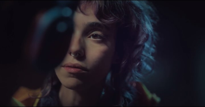 vou compartilhar com vocês algo íntimo do nosso ofício, a self tape e também a mesma cena filmada na série 🙂‍↕️ até chegar no momento fazer esse registro para um teste, significa que o projeto já passou pela mão de vários profissionais de diferentes áreas do audiovisual e atriz ou ator recebe algumas informações básicas (aqui ainda não podem revelar muito do projeto) a respeito da série e do personagem. Eu gosto de pensar que cada teste é uma oportunidade de contar uma nova história e me imagin