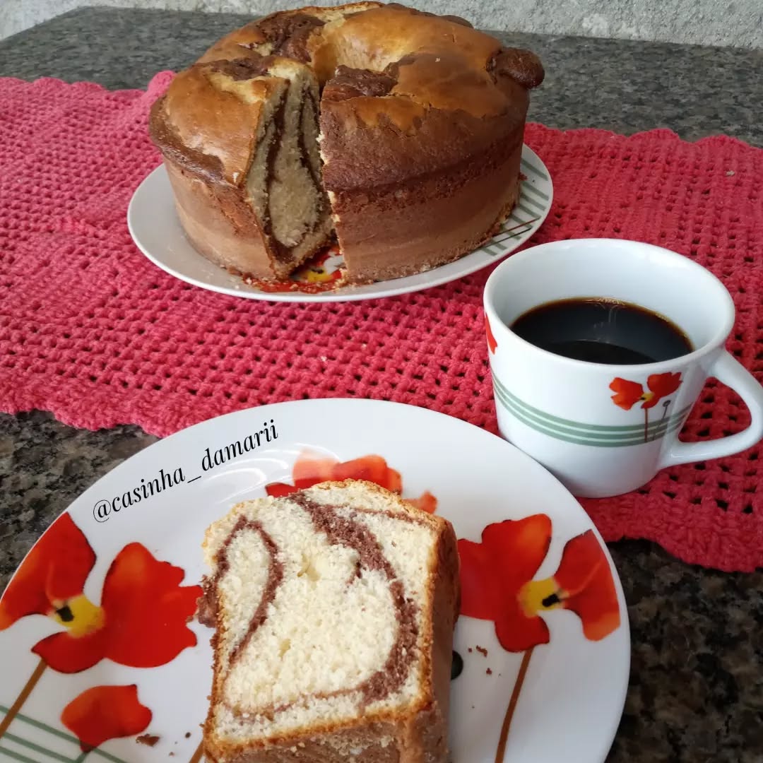 Boa tarde pessoal! Hora do cafézinho da tarde. 😋💗

E eu estou passando aqui para desejar um excelente fim de tarde e uma ótima noite a todos vocês! ☺️🥰

Me contem como foi seu dia hoje? Aqui tudo tranquilo 🙌🏻🥰

.
.
.
.
.
.
#cafedatarde #fimdetarde #bolosimples
#bolofofinho #donasdecasas
#donadecasacomamor #feitocomamor  #bolo #refeicao