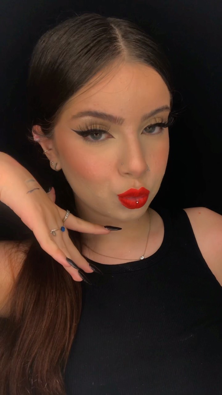 gostaram do tutorial? me conta aqui quais são suas dúvidas sobre maquiagem 👇🏻💗 
-
usei o delineador chanfrado da @oboticario e da @vult 
-
#tutorialdemaquiagem #delineadogatinho #makeupbrasil