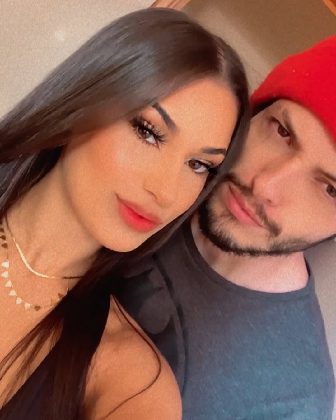Os tempos mudaram tanto mas ainda permanecemos aqui ,é tão bom ver nossa história e perceber que evoluímos tanto juntos e passamos por tantas coisas, a cada ano que passa tenho ainda mais certeza de que é você o homem da minha vida 😍 dividimos sonhos ,conquistas, um lar, uma vida,objetivos, e daqui um tempo uma familia , te amo muito meu amor, feliz 7 anos juntos 😍
28.02.2022
