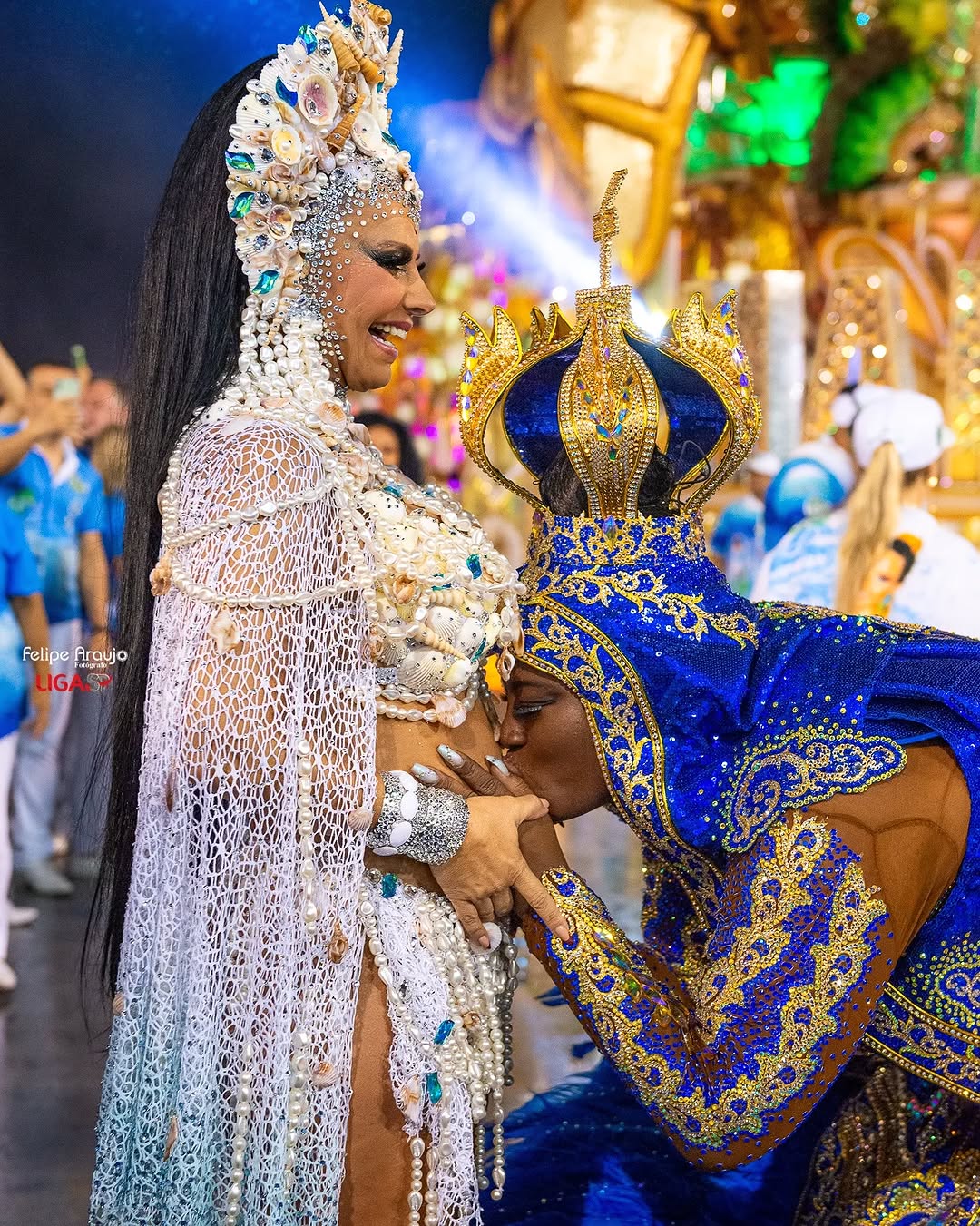 Com a correria do Carnaval não publiquei muita coisa por aqui.. resolvi tirar o pó do meu feed começando pelo final! Haha! Esse carinho maravilhoso da @adrianagomes.pb , porta-bandeira da @manchacarnaval , lindamente vestida de Nossa Senhora, na barriga da @araujovivianne , que tá esperando seu primeiro e tão sonhado filho! Que momento lindo no Anhembi! Daqueles que dá gosto de registrar!

#carnaval #campeã #manchaverde #mancha #vivianearaujo #rainha #gestante #desfile #anhembi #sambodromo #saop