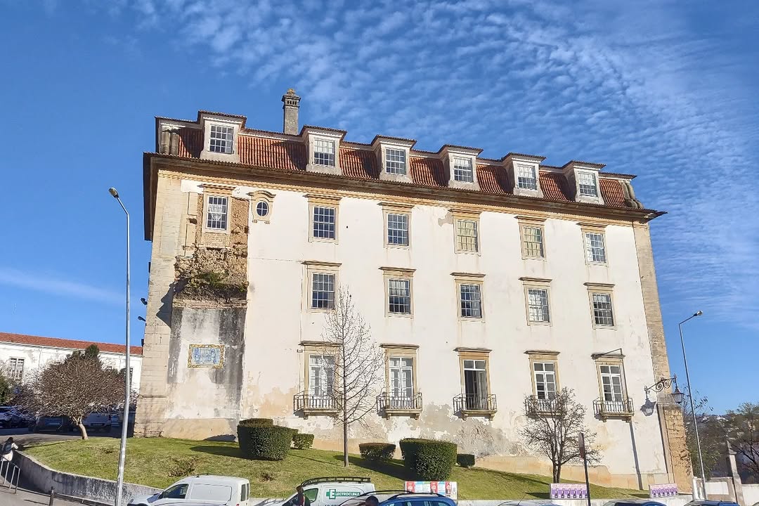 .
🌎 6º dia da viagem e o destino se iniciou na bela e histórica cidade de Coimbra, com pouco mais de 140 mil habitantes e a 200 Km ao norte de Lisboa  e aproximadamente 2 horas de carro pelas muito boas estradas do local. Falar deste local é impossível sem a relacionar com a Universidade de Coimbra, que é uma das mais antigas do mundo ainda em operação, tendo sido fundada em 1290. As fotos de 1 a 5 são na universidade e de 6 a 10 são na cidade. / 6th day of the trip and the destination started 