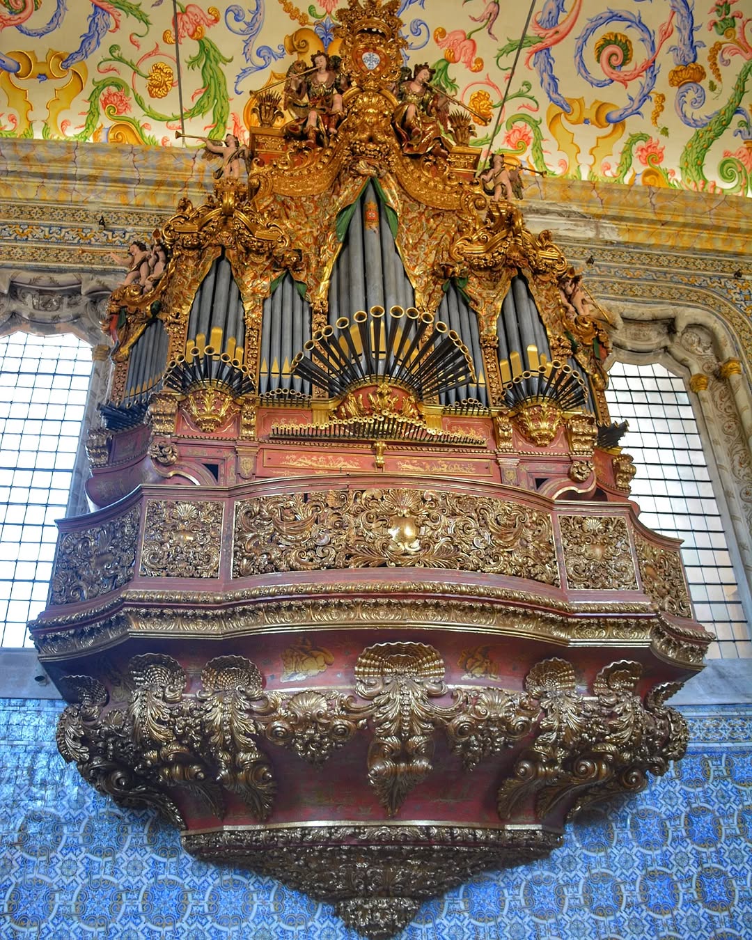 .
🌎 Nas fotos de 1 a 5 na Universidade de Coimbra temos detalhes internos da Capela de São Miguel e da Biblioteca Joanina e nas fotos de 6 a 10 temos imagens da cidade e da Igreja do Mosteiro de Santa Cruz, fundado em 1131, com o apoio de D. Afonso Henriques e de D. Sancho I, que nele se encontram sepultados. / In photos 1 to 5 at the University of Coimbra we have internal details of the Chapel of Saint Miguel and the Joanina Library and in photos 6 to 10 we have images of the city and the Chur