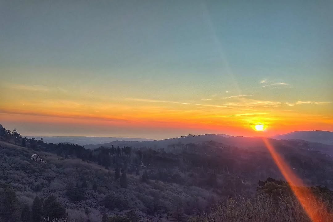 .
🌎 Se não bastasse toda a beleza do próprio palácio, para completar o dia fomos brindados com esse pôr do sol com o cenário da Serra de Sintra. / If all the beauty of the palace itself were not enough, to complete the day we were treated to this sunset with the scenery of Sintra's Mountain.
.
✍🏻 05/06/2022
📸 18/01/2022
.
✨ Autorizo republicar, me marcando como autor da foto. / I authorize resharing it, tagging me as photo author.
.
#portugal #visitportugal #sintra #sintraportugal #visitsintr