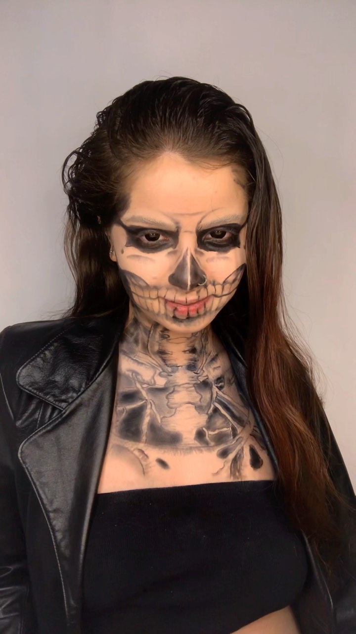 as vezes eu dou uma sumidinha pra me preparar psicologicamente pra essas maquiagens q eu me submeto a fazer… mas sempre vale a pena tá 🤌🏻 #makeupartist #skullmakeup #maquiagemartistica